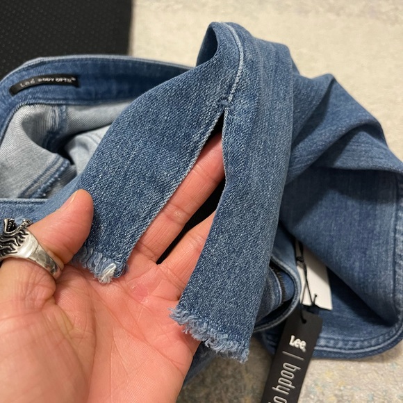 NWT Women’s Size 29 Lee Body Optix Stretchable Jeans With Ripped Leg Opening - Picture 10 of 11